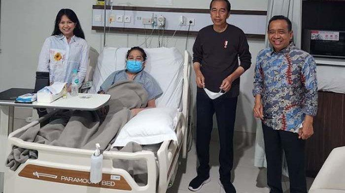 momen presiden jokowi menjenguk gitaris slank yang sedang menjalani perawatan di RS. (ig/@andialanis)