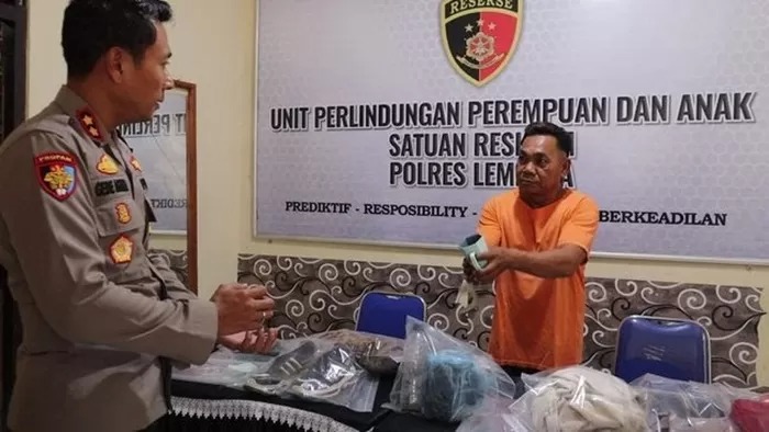 Diduga masih ada hubungan keluarga, pria berinisial CA itu tega siram air keras kepada sepupunya MCW sebab cintanya ditolak. (Radar Tuban)