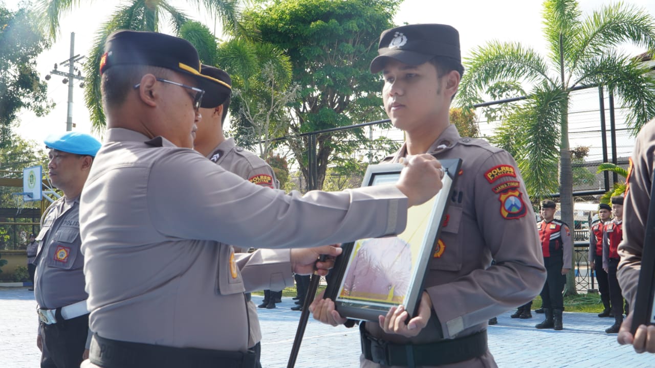 Kapolres Pacitan AKBP Agung Nugroho memimpin upacara PTDH terhadap tiga anggota yang terbukti melanggar kod etik di halaman mapolres, Jumat (18/10/2024). (NUR CAHYONO/JAWA POS RADAR PACITAN)