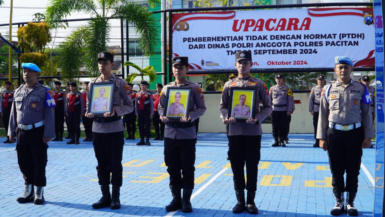 Tiga anggota Polres Pacitan dipecat, PTDH digelar dalam upacara di Mapolres setempat Jumat (18/10/2024). (NUR CAHYONO/JAWA POS RADAR PACITAN)