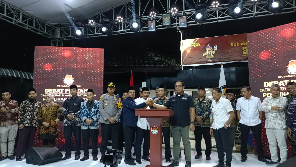 SEPAKAT: Debat perdana Pilkada Pacitan 2024 terkendala cuaca ekstrem, dilanjut debat kedua. (NUR CAHYONO/JAWA POS RADAR PACITAN)