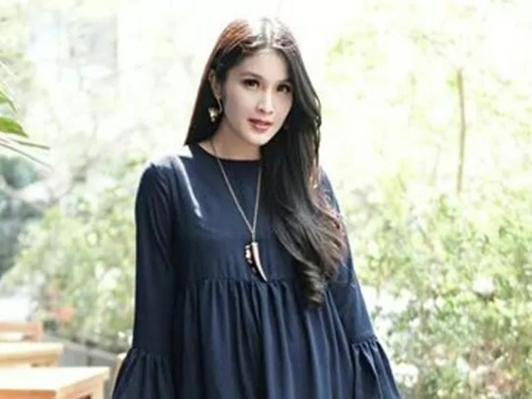 Kasus timah semakin rumit, Sandra Dewi bawa koper mewah ke persidangan hingga memicu terkait pembelian mobil mewah. (Jawa Pos)
