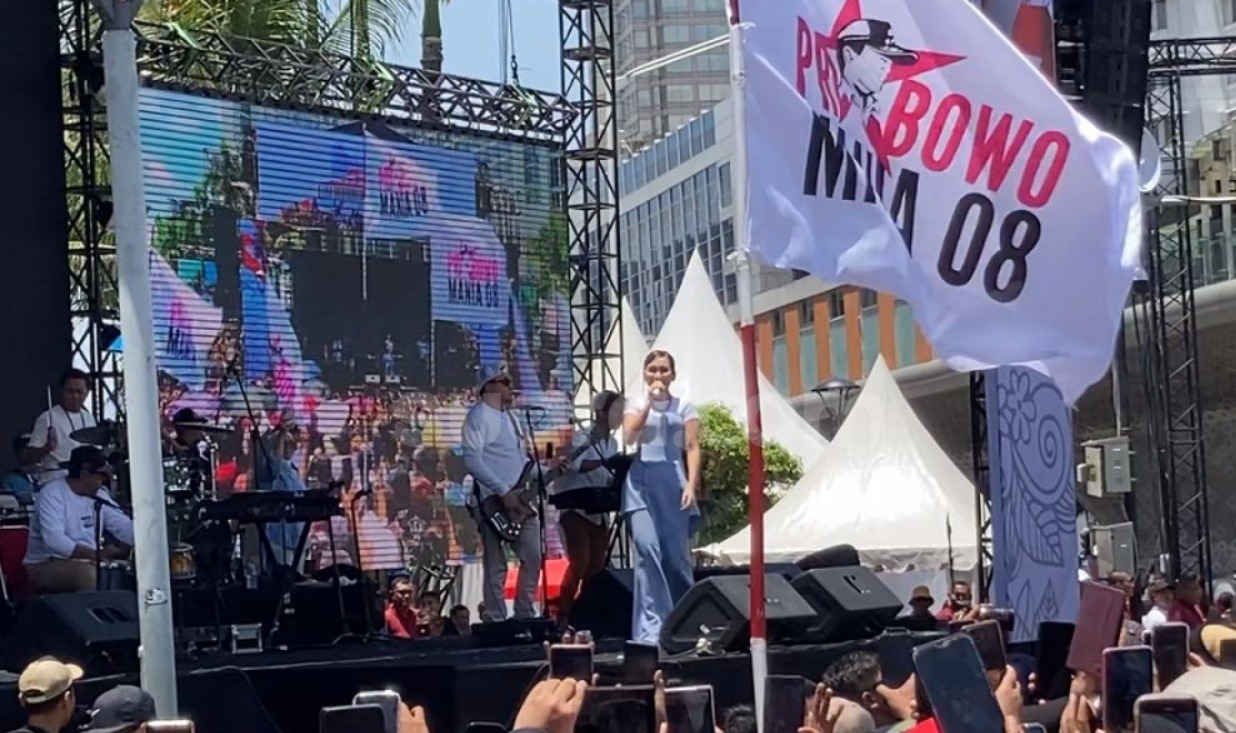 pendangdut kondang Ayu Ting-Ting turut serta memeriahkan dan ungkap harapanya dalam panggung pesta rakyat. (Istimewa)