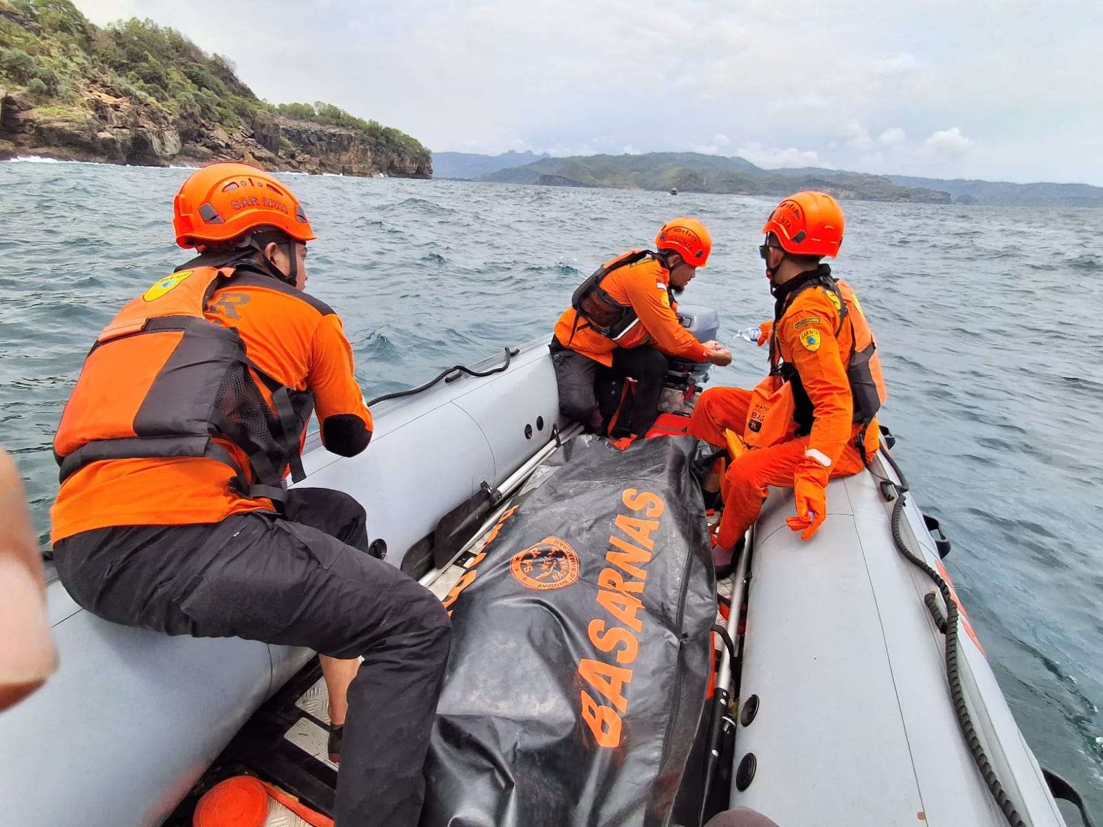 Jasad pencari lobster yang terpeleset dari bukit karang dan tercebur ke laut Pacitan telah ditemukan setelah 21 jam pencarian. (NUR CAHYONO/JAWA POS RADAR PACITAN)