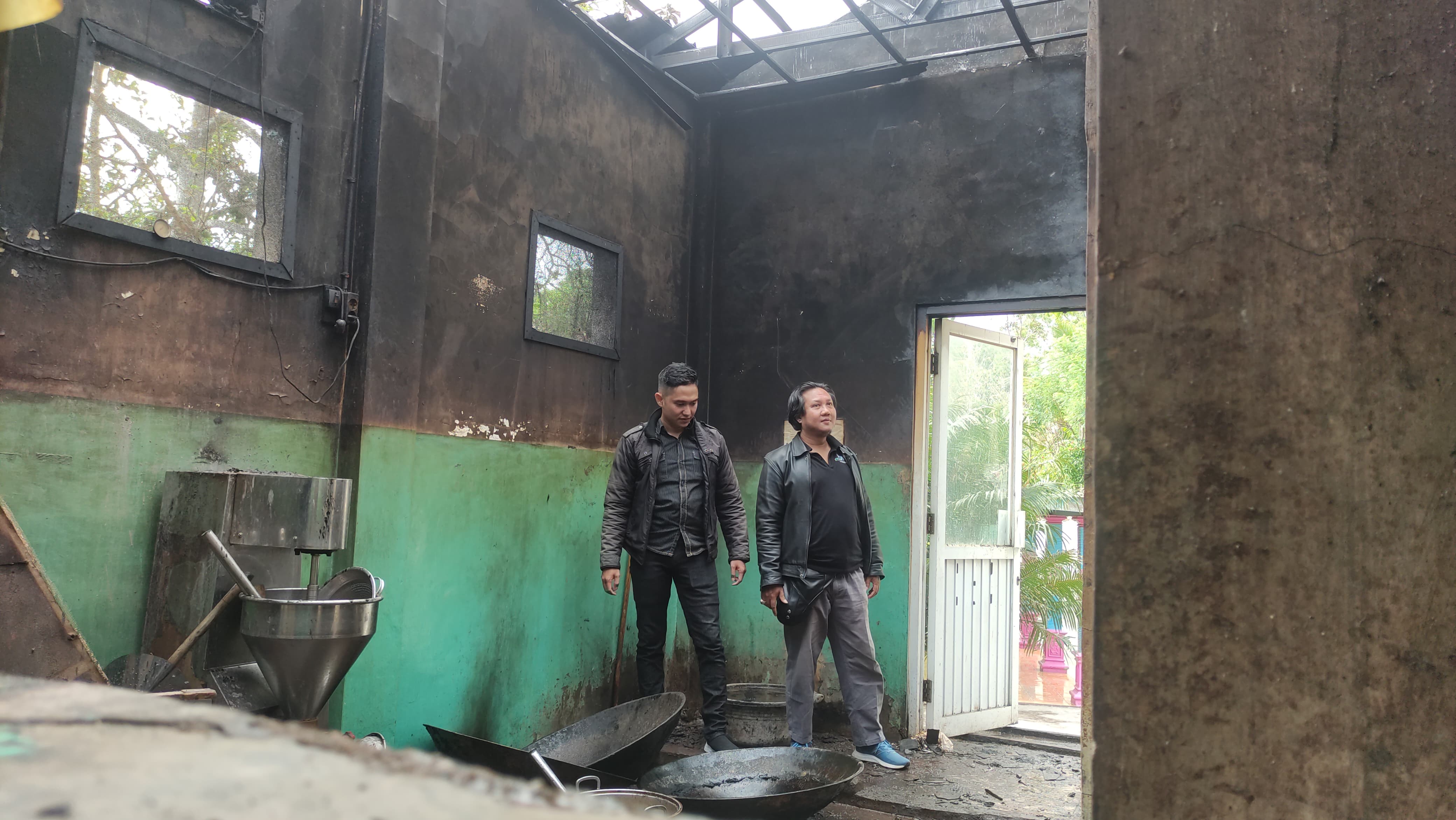 Rumah produksi tahu tuna di Pringkuku, Pacitan ludes terbakar Senin siang (21/10/2024). (NUR CAHYONO/JAWA POS RADAR PACITAN)