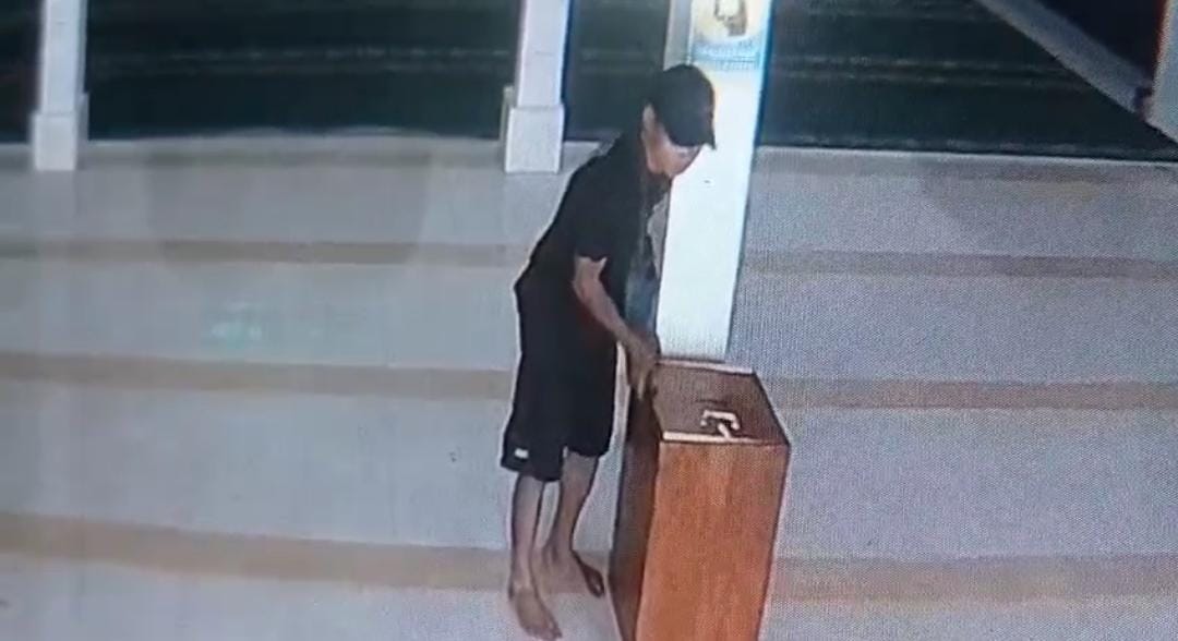 Video rekaman CCTV maling curi kotak amal masjid di Magetan. (AJI PUTRA/JAWA POS RADAR MAGETAN)