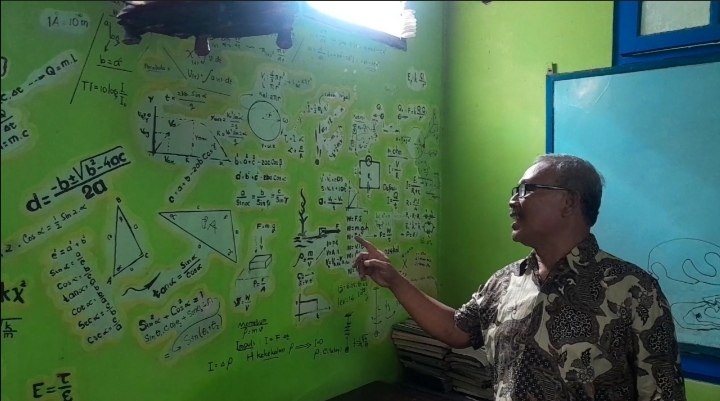 RUANG LES: Sunyoto menunjukkan ruang yang pernah dipakai les fisika Menteri Sekretaris Negara (Mensesneg) Prasetyo Hadi saat remaja. (ASEP SYAEFUL BACHRI/JAWA POS RADAR NGAWI)