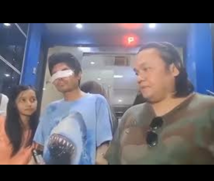 agus salim didampingi farhat abbas melaporkan Pratiwi Noviyanti akibat uang donasi (istimewa)