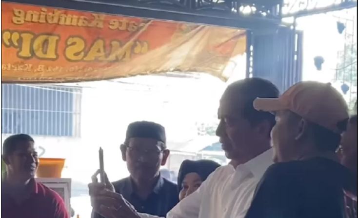 Jokowi dan Iriana nyate di Warung Sate Kambing Mas Di. (RADAR SOLO)