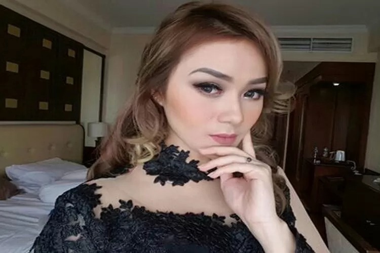 Personil The Virgin, Dara sontak menjadi sorotan publik usai keterpurukannya di masa lalu akibat ulah kedua orang tuanya. (Jawa Pos)