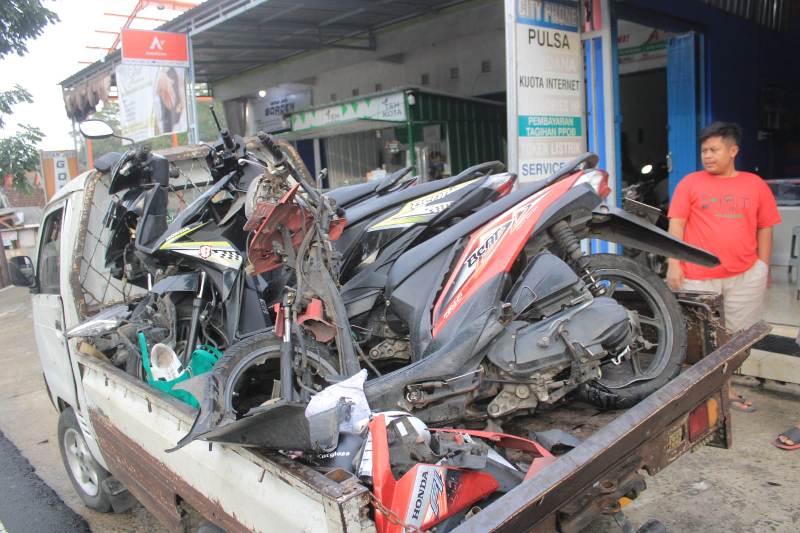 Kecelakaan maut Suzuki Ertiga tabrak enam pelajar SMK di Magetan Kamis (24/10/2024). (AJI PUTRA/JAWA POS RADAR MAGETAN)
