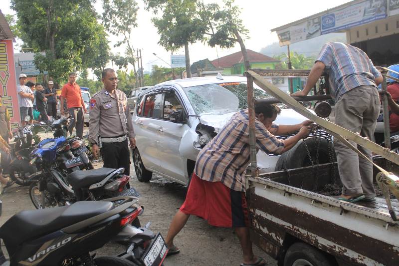 Kecelakaan maut Suzuki Ertiga tabrak tiga sepeda motor melibatkan enam pelajar SMK di Magetan, satu di antaranya tewas, Kamis (24/10/2024). (AJI PUTRA/JAWA POS RADAR MAGETAN)