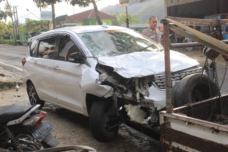Kecelakaan beruntun enam pelajar vs Suzuki Ertiga di Magetan Kamis (24/10/2024). (AJI PUTRA/JAWA POS RADAR MAGETAN)