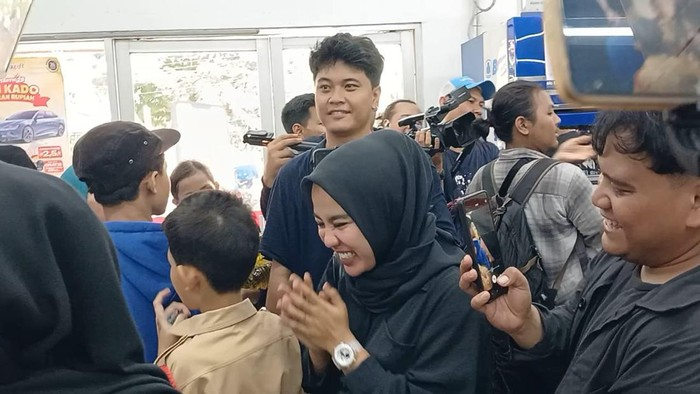 medina zein setelah dinyatakan bebas bersyarat, langsung pergi ke minimarket untu beli jajan dan ngadem (istimewa)