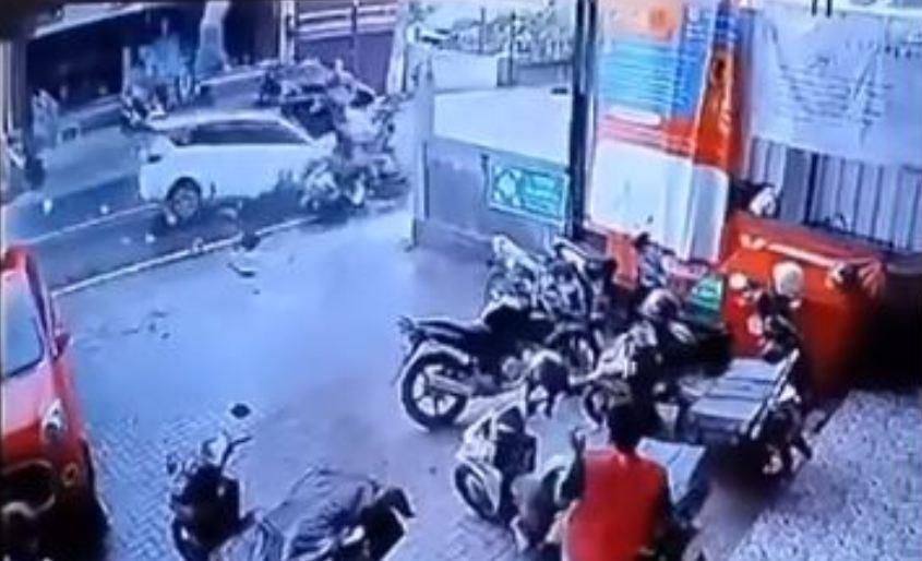 Video detik-detik Suzuki Ertiga tabrak enam pelajar di Magetan terekam CCTV. (AJI PUTRA/JAWA POS RADAR MAGETAN)
