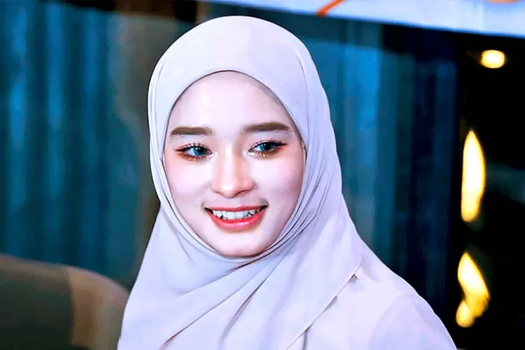 Lama menyandang status janda Inara Rusli akui miliki kekasih baru yang siap melangkah ke jenjang pernikahan. (Jawa Pos)