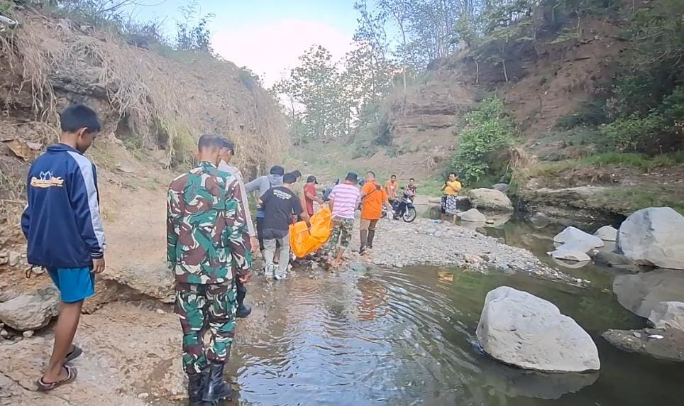 LAKA AIR: Sejumlah warga dan petugas mengevakuasi korban tenggelam di Kali Gandong Magetan, Minggu (26/10). (APRILITA SARI/JAWA POS RADAR MAGETAN)