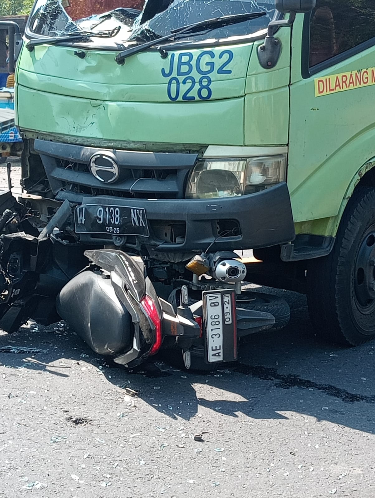 Truk box tabrak emak-emak di Jalan Raya Maospati-Ngawi Minggu (27/10/2024). (ISTIMEWA)