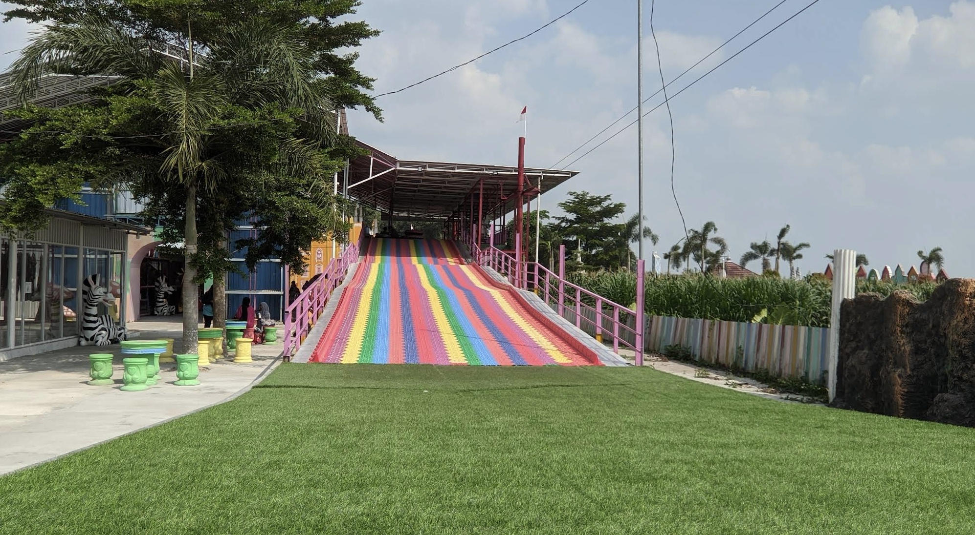 Blitar Fantasy World menawarkan berbagai wahana permainan yang seru dan aman untuk dinikmati, salah satunya rainbow slide.