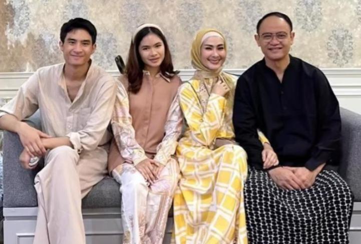Publik dikejutkan terkait problematika keluarga Iis Dahlia, dimana putri sulungnya Salshadilla ungkap tabiat asli sang ibu. (Ig @isdadahlia)