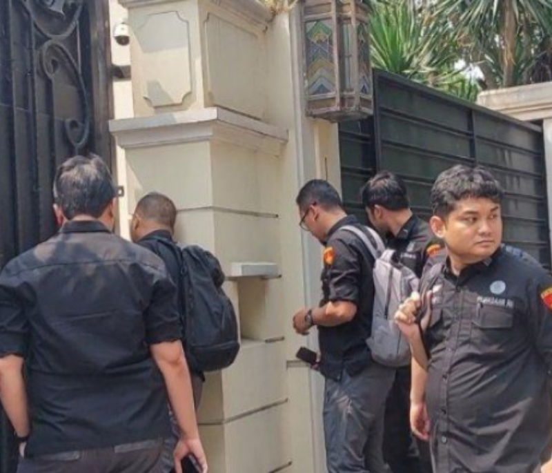 Buntut kasus suap Zarof Ricar, kini tim Kejagung kembali sambangi dan lakukan penggeledahan sembari menunggu istri tersangka. (Istimewa)
