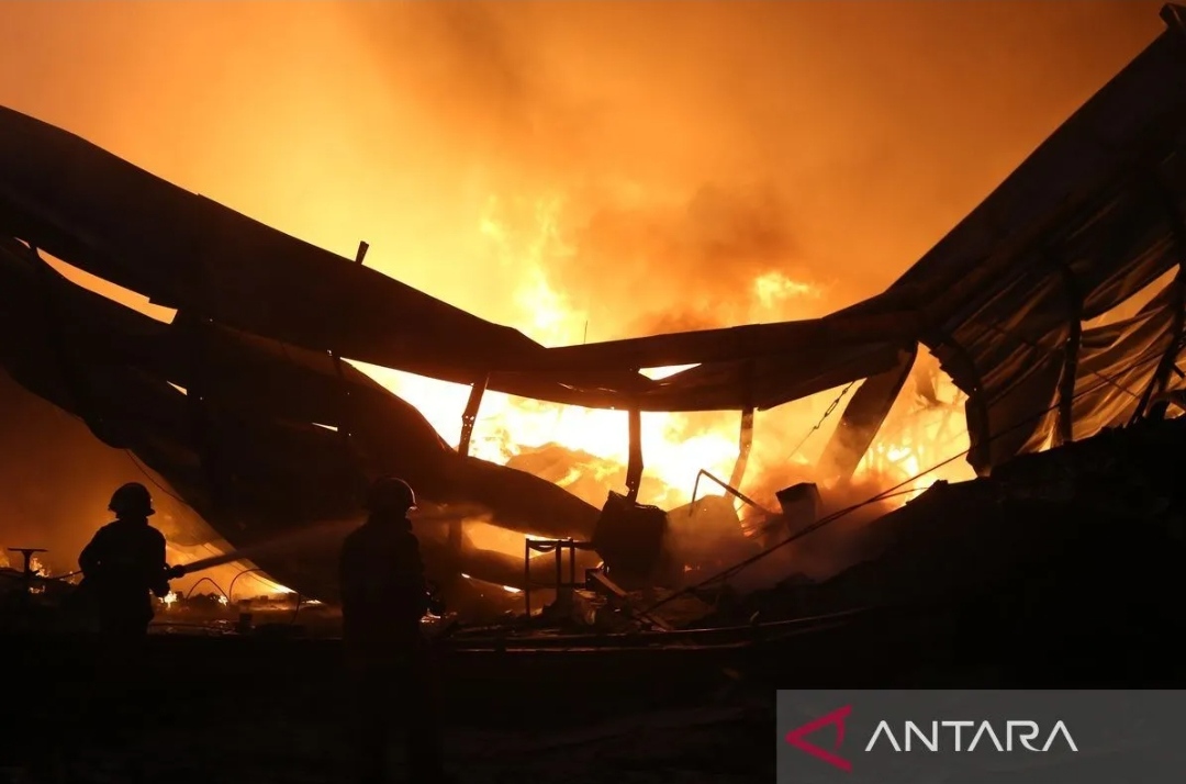 Kebakaran tiga gudang PT Indoraya, Karawaci, Tangerang. (MUHAMMAD IQBAL/ANTARA)