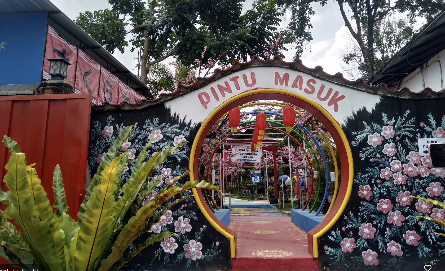 Wisata Istana Sakura Garum didesain menyerupai Jepang, yang langsung menarik perhatian para pengunjung