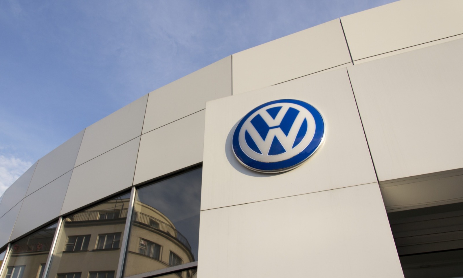 Perusahaan otomotif raksasa asal jerman, Volkswagen kini di ambang kebangkrutan hingga tutup 3 pabrik dan juga PHK ribuan karyawan. (Istimewa)