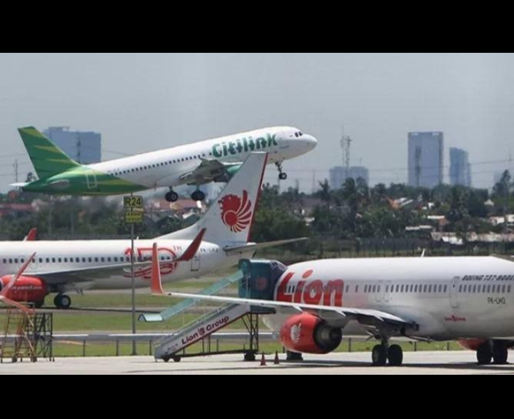 Kabar baik, menteri perhubungan Dudy Purwagandhi akan targetkan penurunan harga tiket pesawat sebelum Natal tahun 2024. (Jawa Pos)