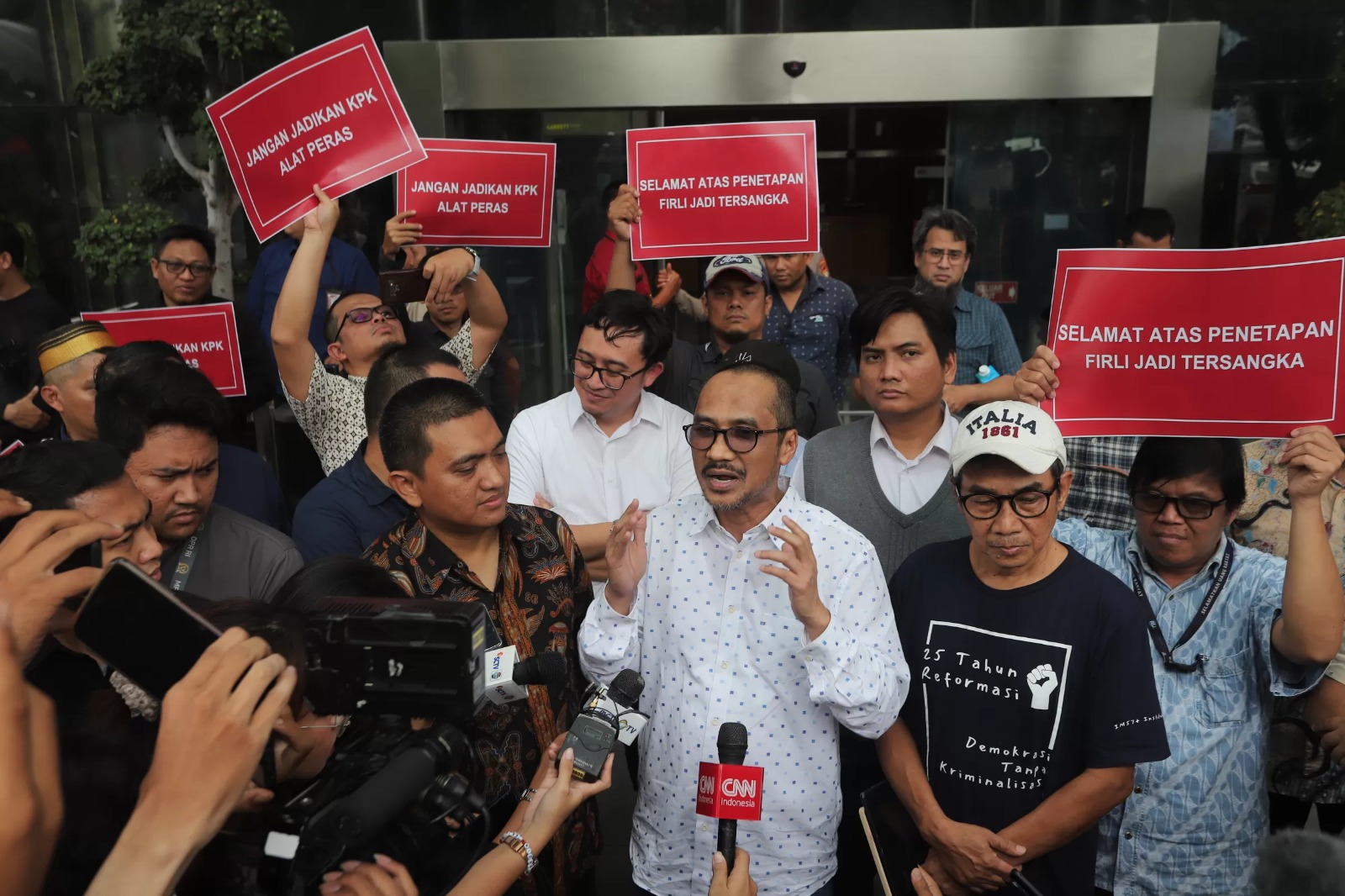 Mantan ketua KPK Abraham Samad beserta rombongan kembali mengunjungi gedung merah putih guna mendesak pemerintahan melanjutkan proses penyelidikan pada keluarga mantan presiden ke-7. (Jawa Pos)