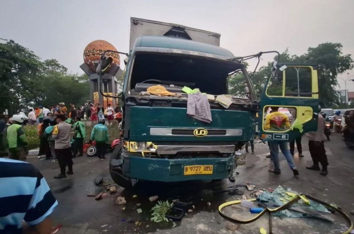 Update kecelakaan di Tugu Adipura Tangerang. (ANTARA)