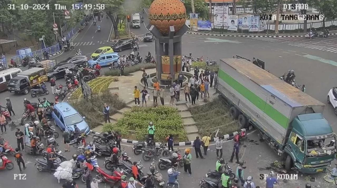 Sopir truk tronton dihakimi massa di Tugu Adipura Tangerang usai tabrak 16 mobil. (JAWA POS)