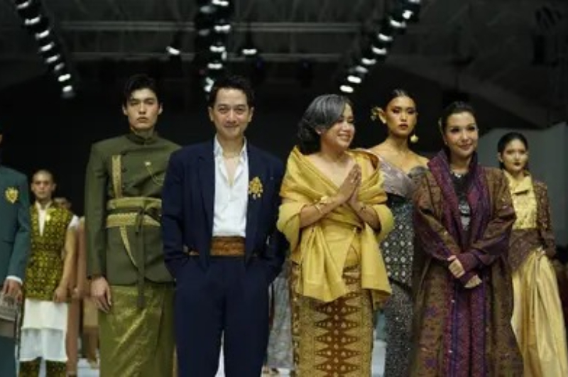 Dalam festival JFW pesona songket Palembang tampak mencorong dan menjadi bentuk dari kekayaan budaya nusantara. (Istimewa)
