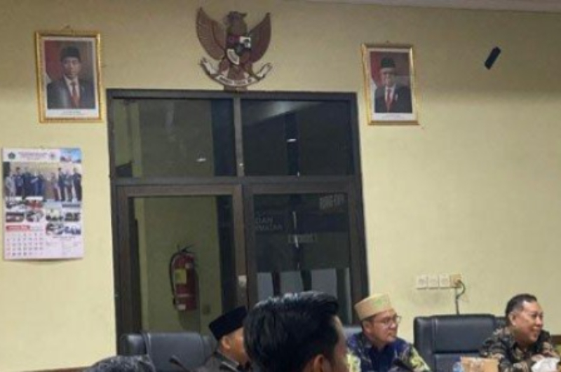 Gedung DPRD Sidoarjo sontak jadi sorotan publik usai foto presiden dan wapres ke-7 masih terpampang, dan hal ini diketahui pertama kali oleh Khuluk. (Istimewa)