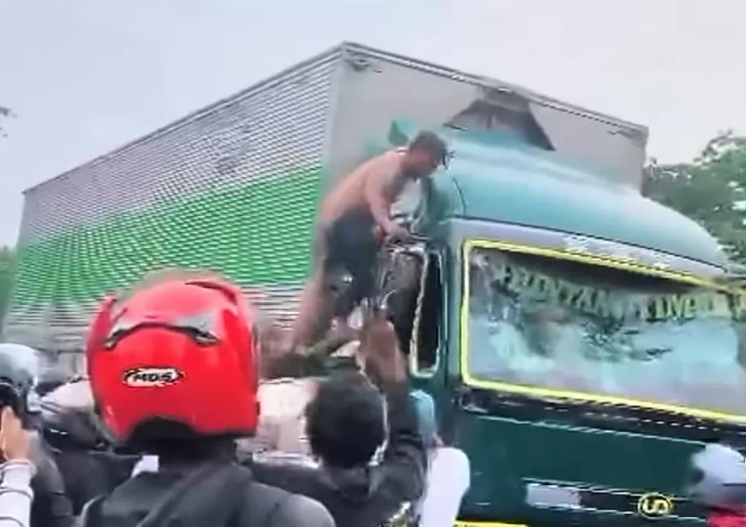 Sopir truk ugal-ugalan tabrak 16 kendaraan dihajar massa di Tugu Adipura Tangerang. (JAWA POS)