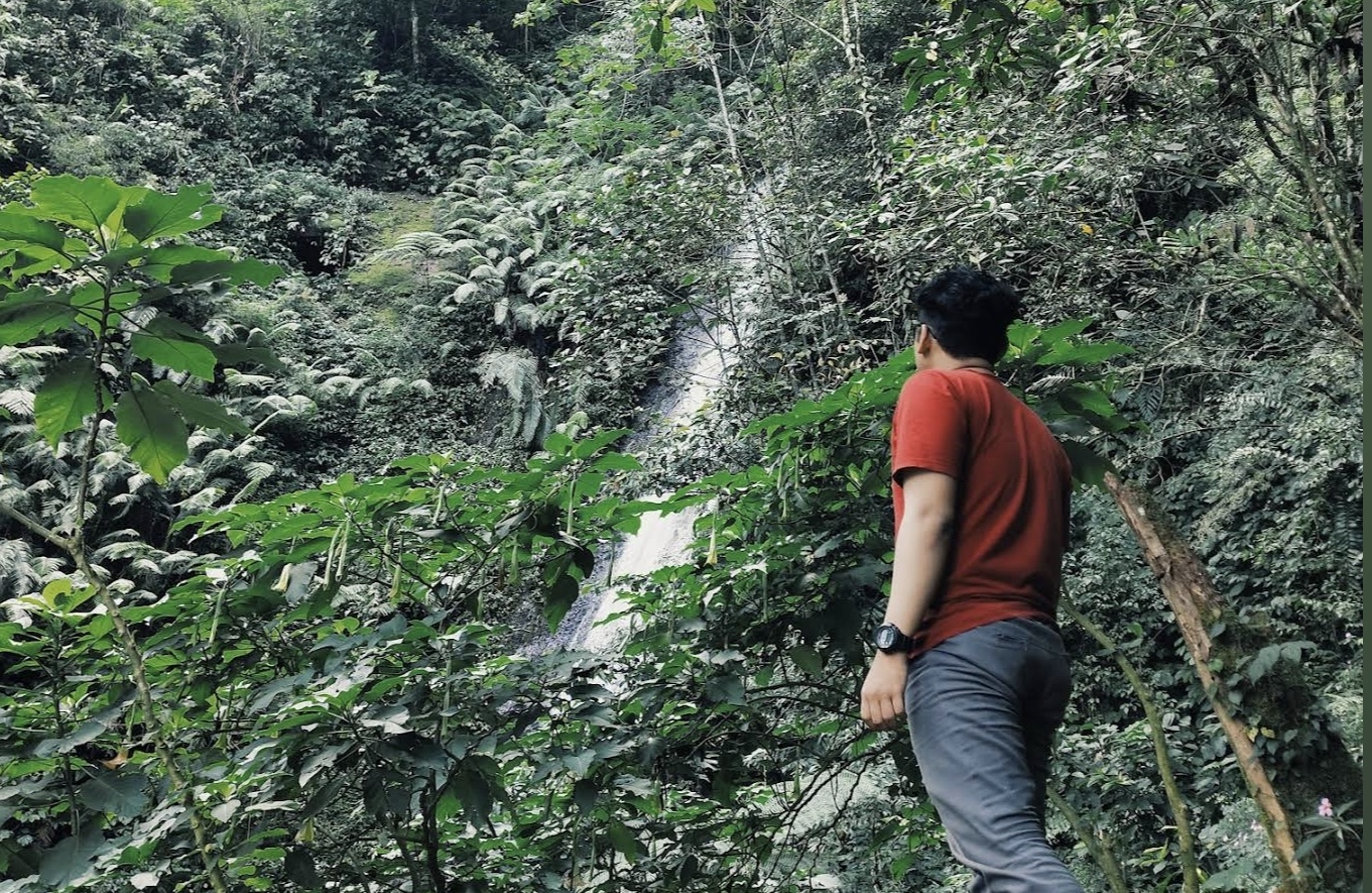 Kawasan Air Terjun Sirah Kencong juga dikelilingi dengan rimbunnya tumbuhan, cocok untuk melepas penat dari kesibukan sehari-hari.