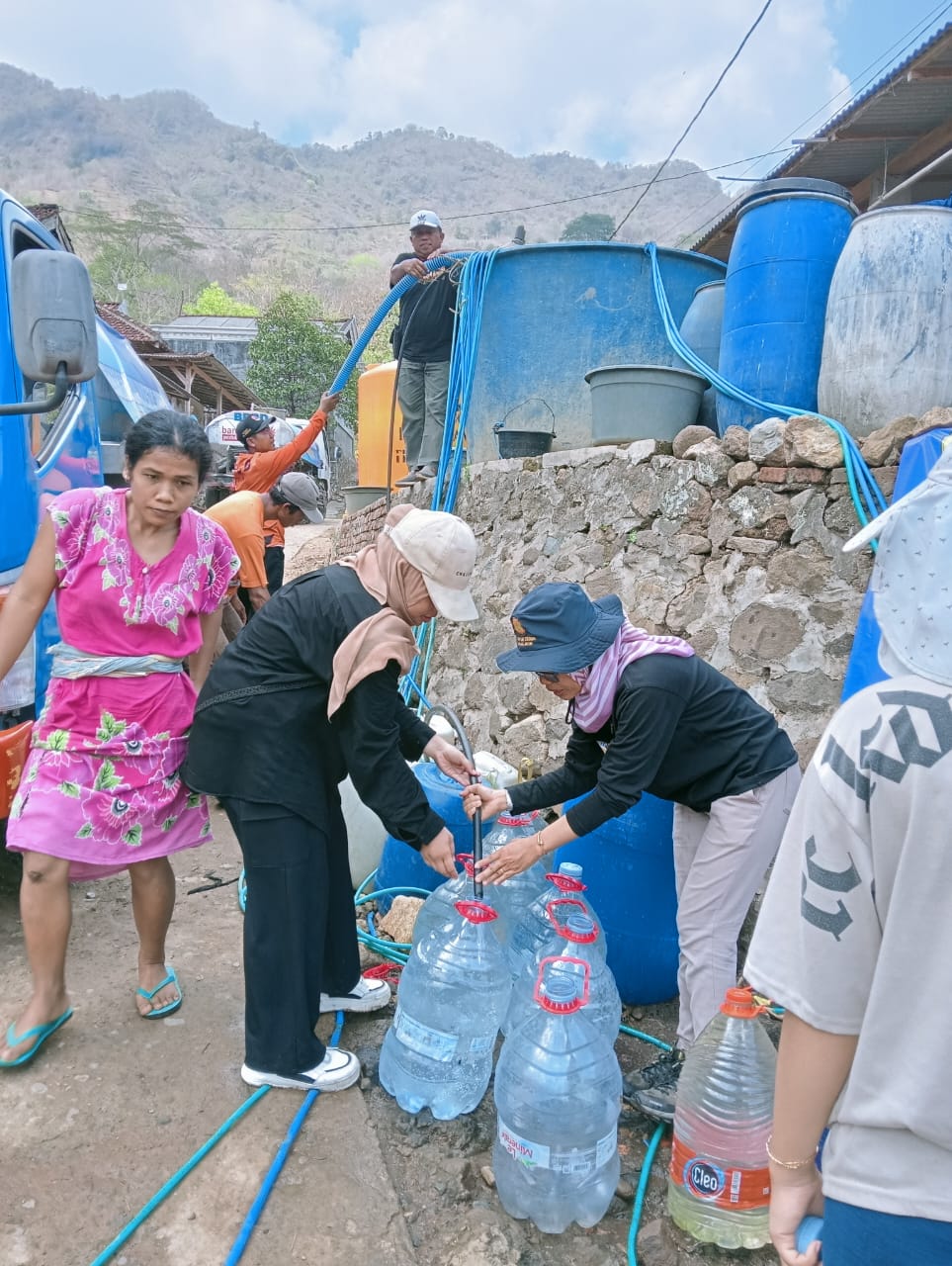 BANTUAN: Kauje menyalurkan bantuan 24 tangki air bersih, masing-masing berkapasitas 4.000 liter, kepada warga Desa Gador dan Sumberejo, Kecamatan Durenan, Trenggalek. (KAUJE)