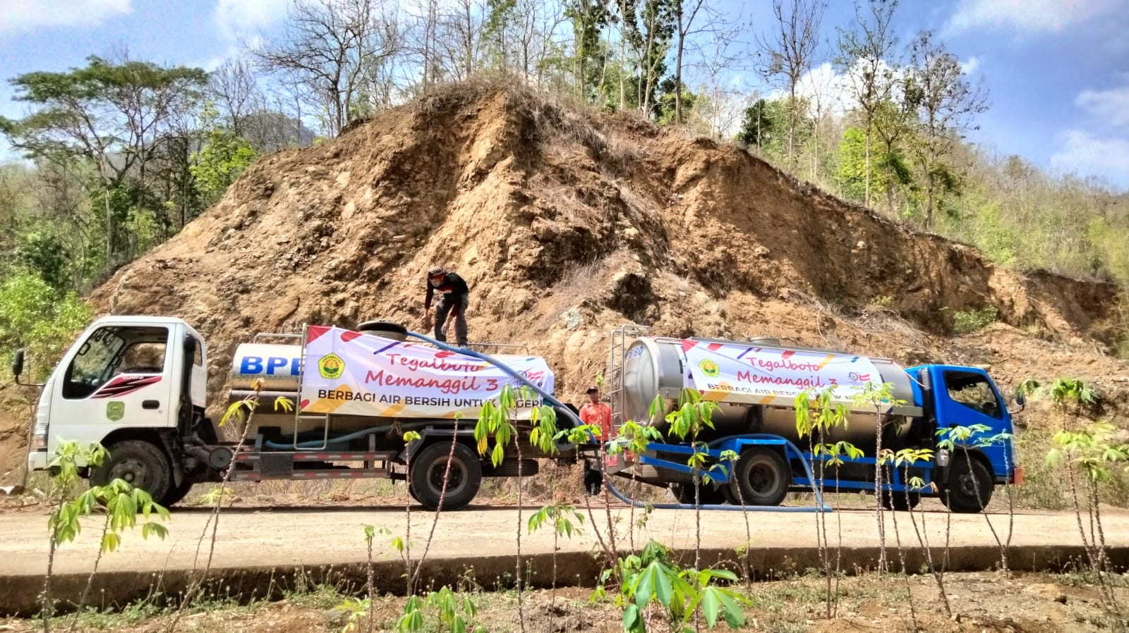 BENTUK KEPEDULIAN: Kauje menyalurkan bantuan air bersih untuk warga Desa Gador dan Sumberejo, Kecamatan Durenan, Trenggalek. (KAUJE)