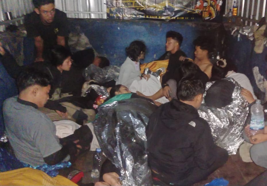Proses evakuasi lima pendaki kritis alami hipotermia di Gunung Lawu. (AJI PUTRA/JAWA POS RADAR MAGETAN)
