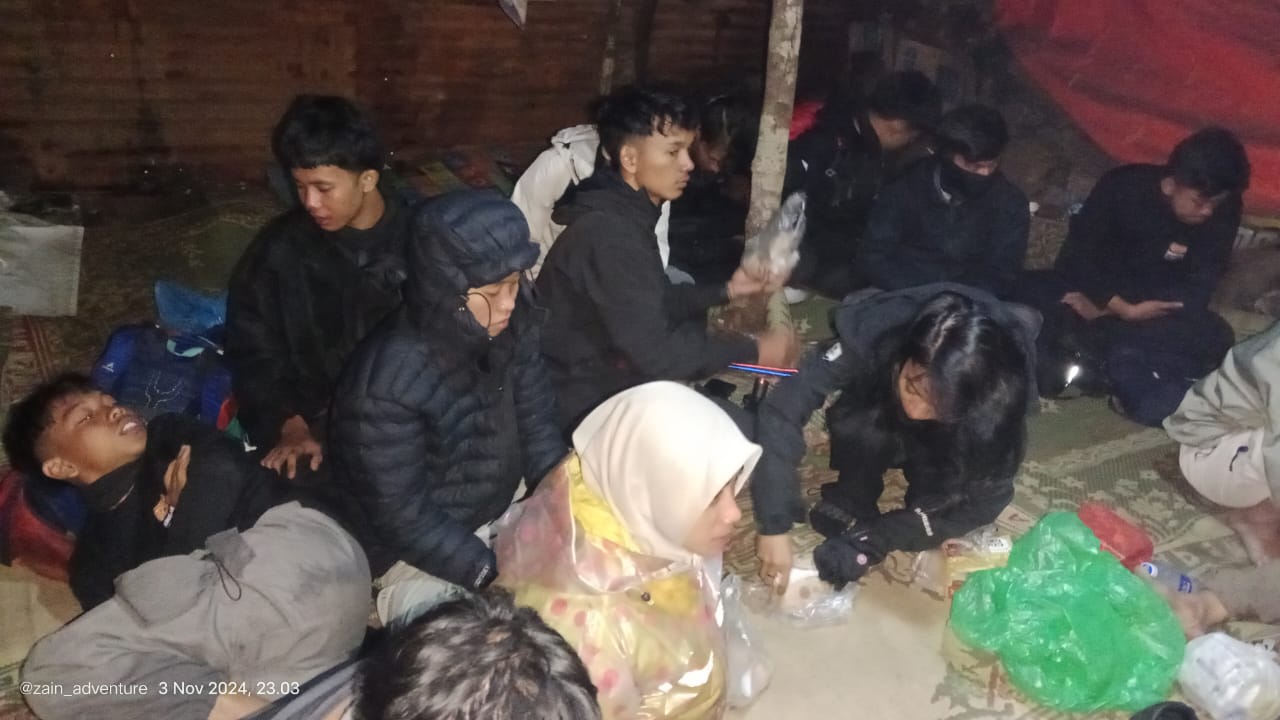 Lima pendaki kritis alami hipotermia di Gunung Lawu. (AJI PUTRA/JAWA POS RADAR MAGETAN)
