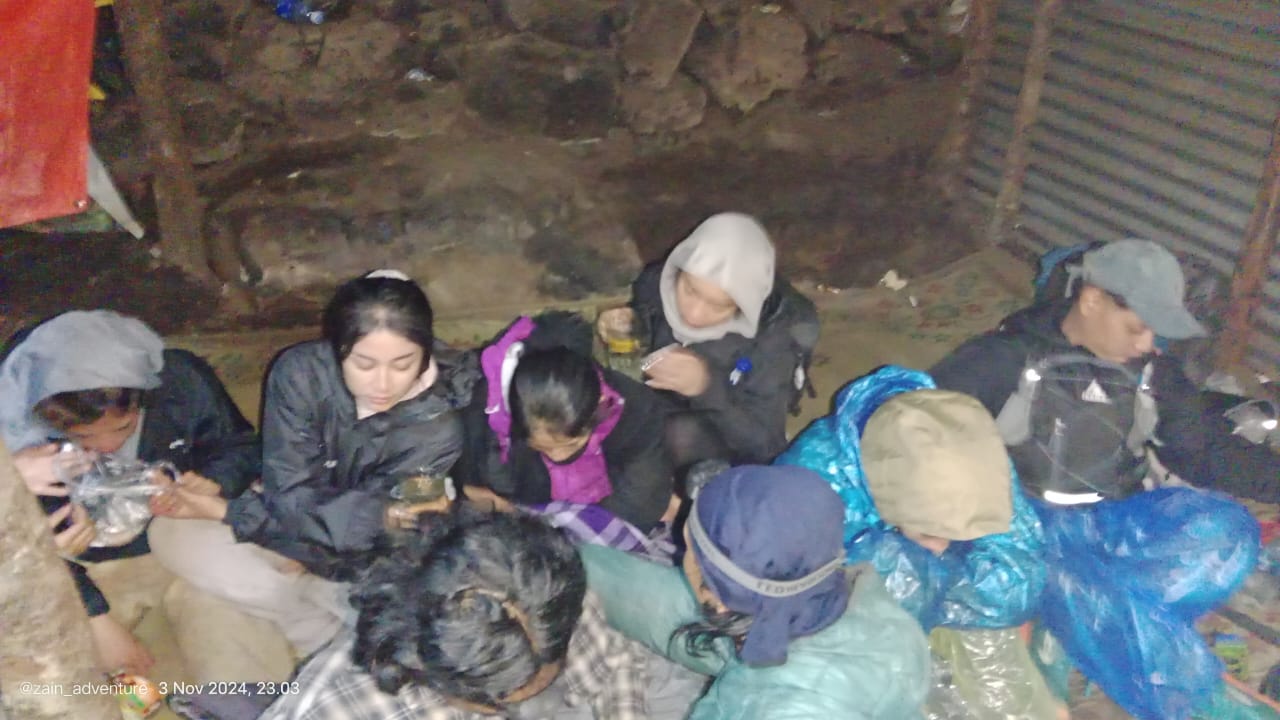 Lima pendaki kritis alami hipotermia di Gunung Lawu mayoritas perempuan asal luar daerah. (AJI PUTRA/JAWA POS RADAR MAGETAN)