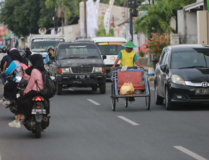 PADAT KENDARAAN: Kondisi arus lalu lintas Jalan Kapuas, Kota Madiun, sekitar pukul 15.00 (5/11/2024). (BAGAS BIMANTARA/JAWA POS RADAR MADIUN)