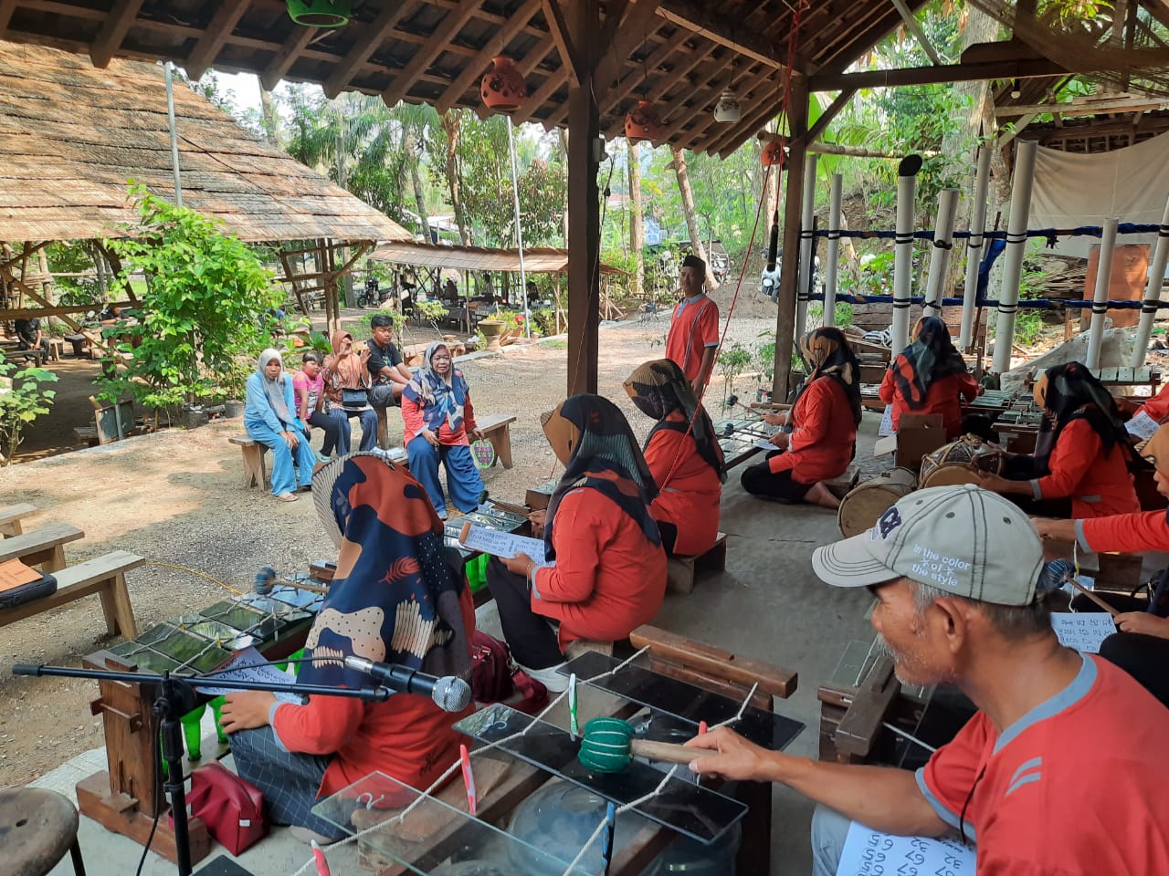 JUJUKAN PENGUNJUNG: Suasana Pasar Beling Minggu Wage di Dusun Nitikan, Desa Sukoharjo, Kecamatan Pacitan, yang memadukan sektor ekonomi dan seni budaya tradisional. (NUR CAHYONO/JAWA POS RADAR PACITAN