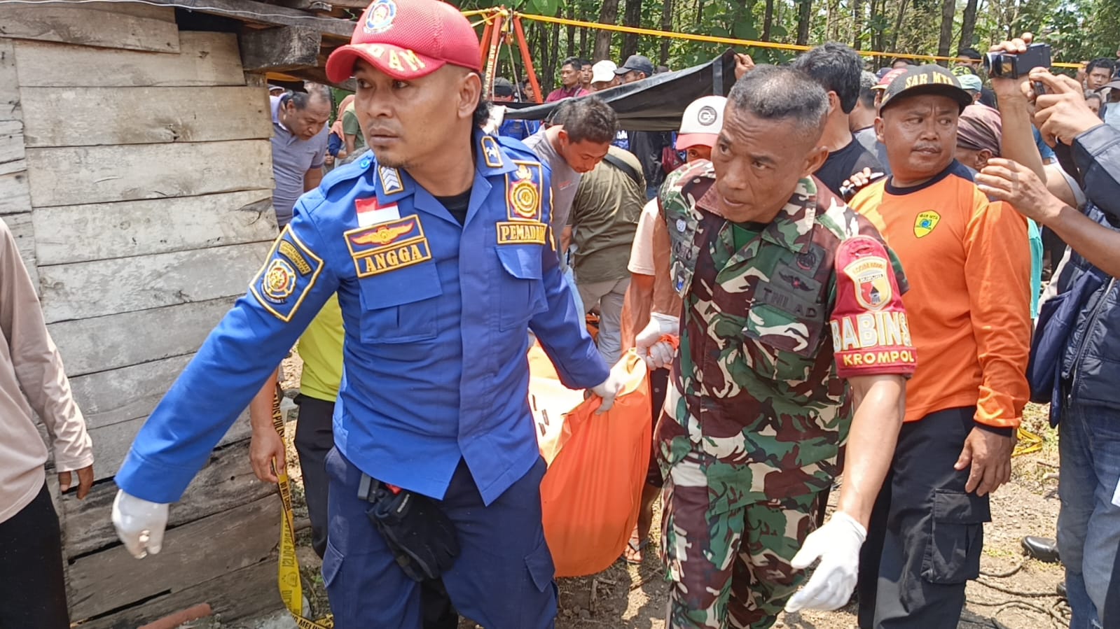 PETAKA: Seorang nenek penjual gorengan ditemukan tewas tercebur sumur di Desa Krompol, Bringin, Ngawi, pada Jumat (8/11/2024). DAMKAR UNTUK JAWA POS RADAR NGAWI&nbsp;