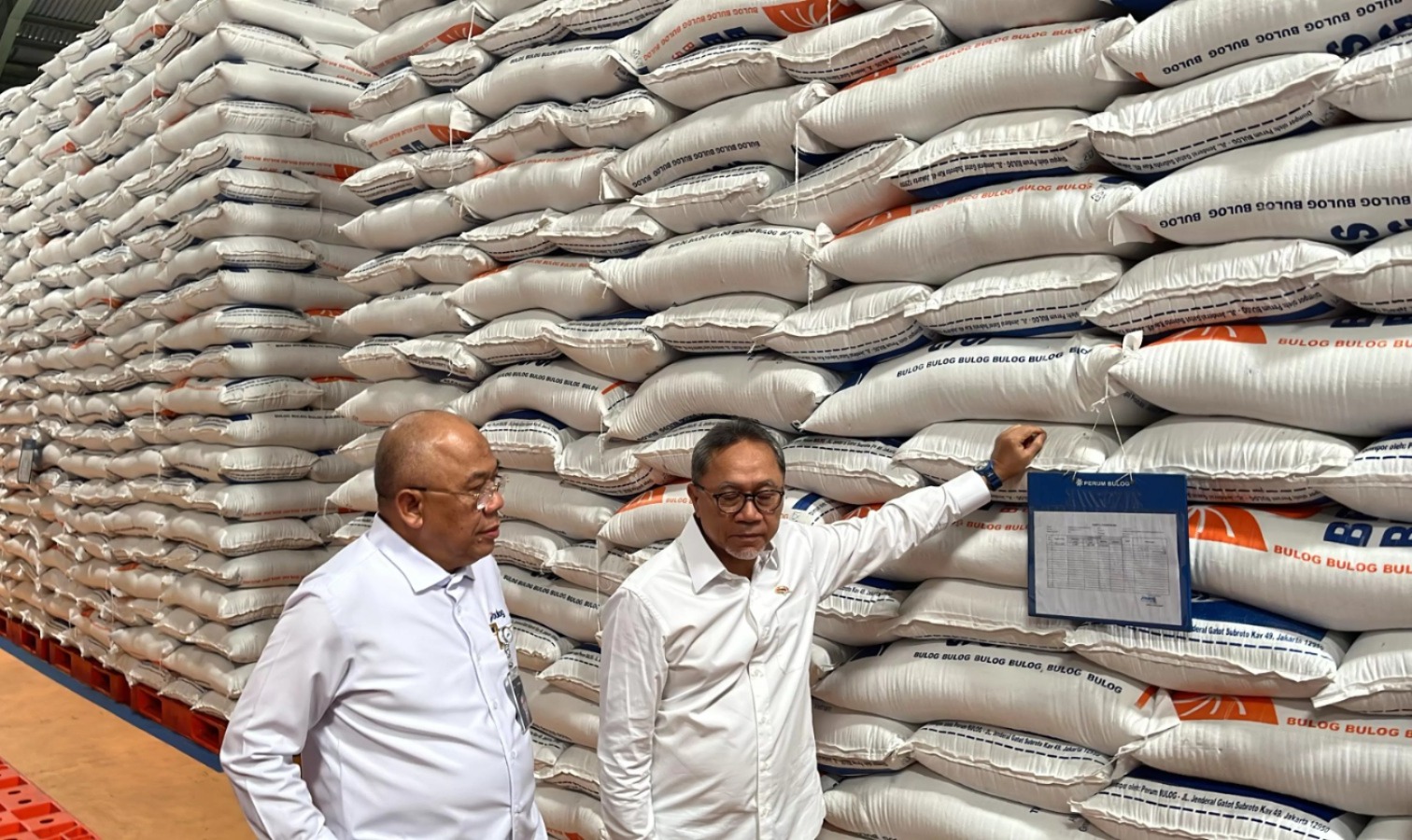 Jelang libur natal dan tahun baru 2024/2025, meko Zulkifli Hasan pastikan stok beras melimpah. (Jawa Pos)