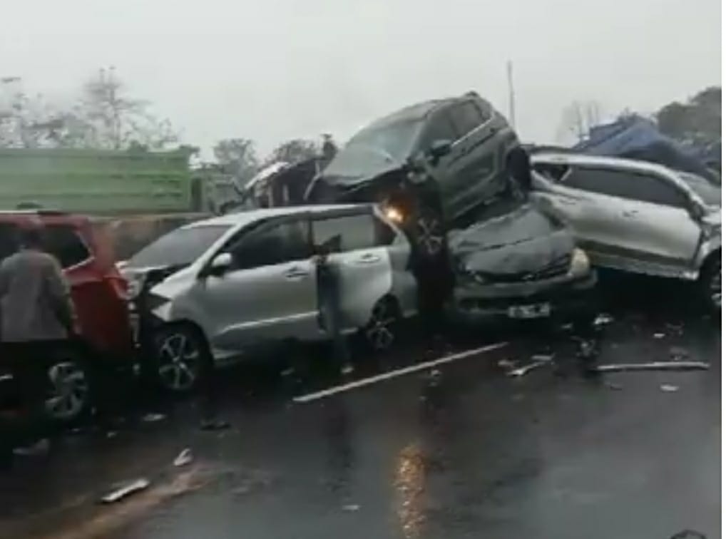 Kecelakaan beruntun belasan kendaraan di tol Cipularang km 92 arah Jakarta Senin sore (11/11/2024). (ISTIMEWA)