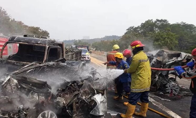 Kecelakaan Tol Cipularang Km 92 arah Jakarta Senin (11/11/2024). (JAWA POS)