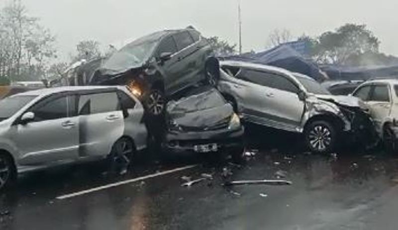 Kecelakaan beruntun belasan kendaraan di Tol Cipularang Km 92 arah Jakarta Senin sore (11/11/2024). (ISTIMEWA)