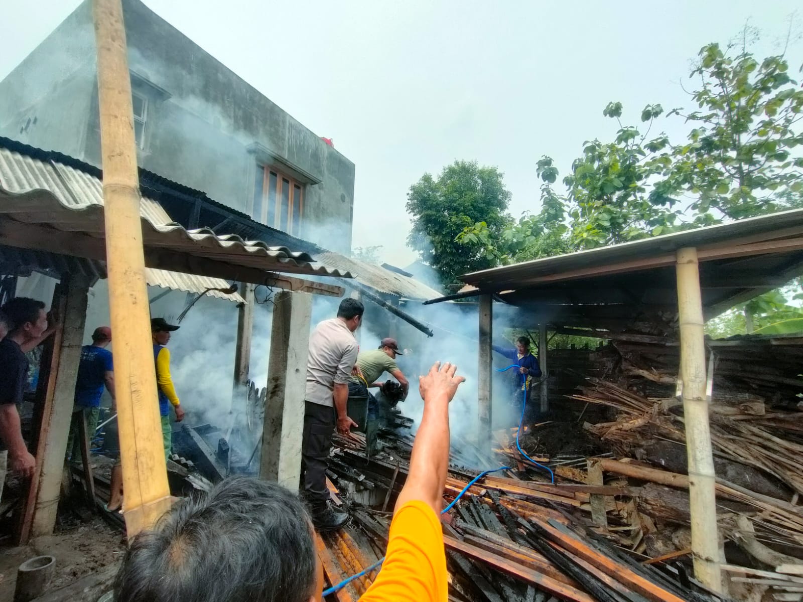 Kebakaran dua dapur rumah di Magetan Selasa (12/11/2024). (AJI PUTRA/JAWA POS RADAR MAGETAN)