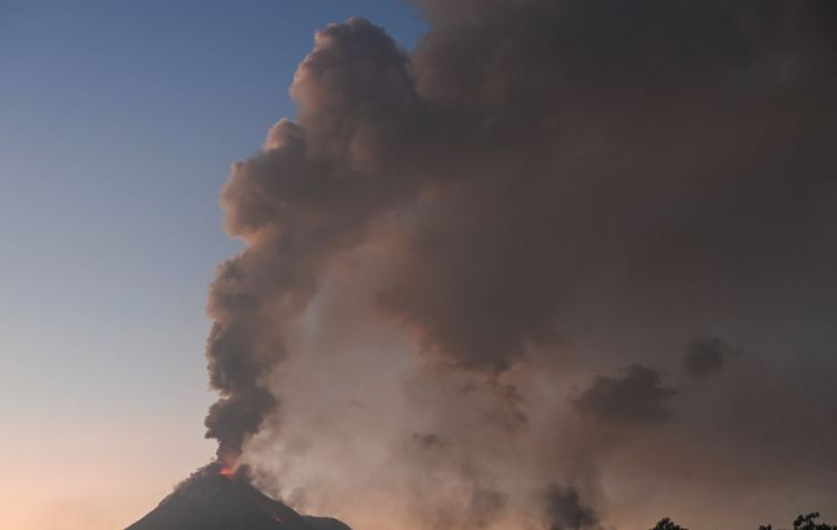 Semburan abu vulkanik erupsi Gunung Lewotobi Laki-Laki mencapai 9.144 meter. (ANTARA)